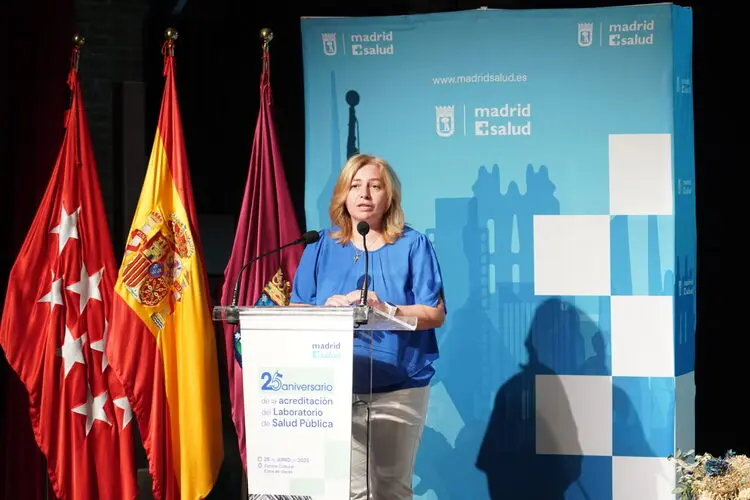 La vicealcaldesa, Inma Sanz, durante la inauguración de la jornada que celebra el 25º aniversario de la acreditación concedida al Laboratorio de Salud Pública de Madrid Salud