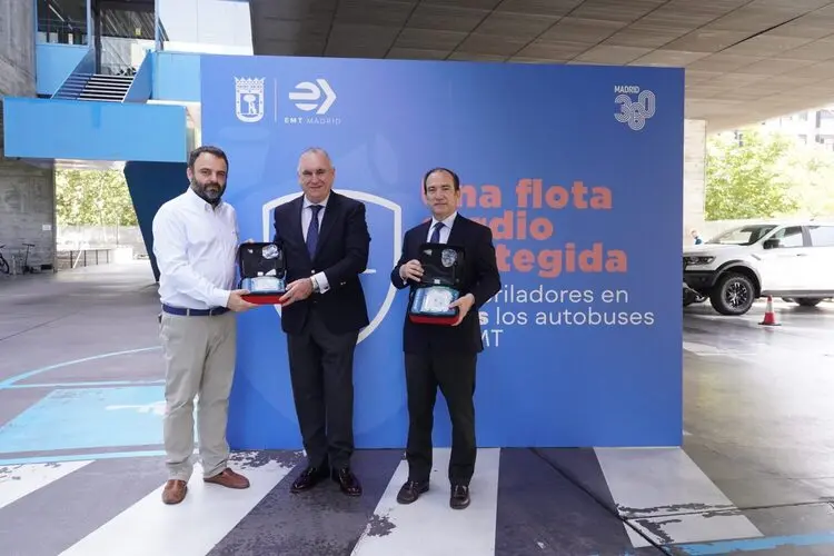 Diferentes momentos de la presentación de los desfibriladores en los autobuses de EMT Madrid