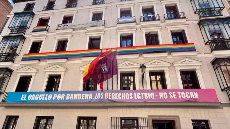 Banderas y pancartas en el edificio de los grupos - Foto de Más Madrid