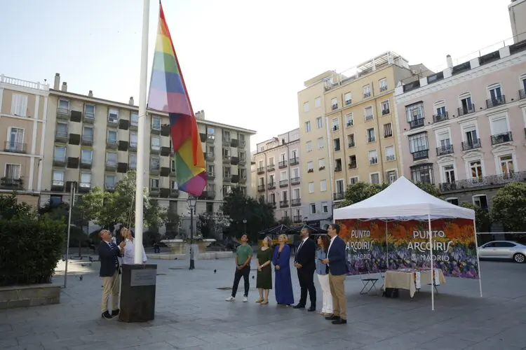El delegado de Políticas Sociales, Familia e Igualdad, José Fernández, visitando el Punto Arco Iris de la plaza de Pedro Zerolo
