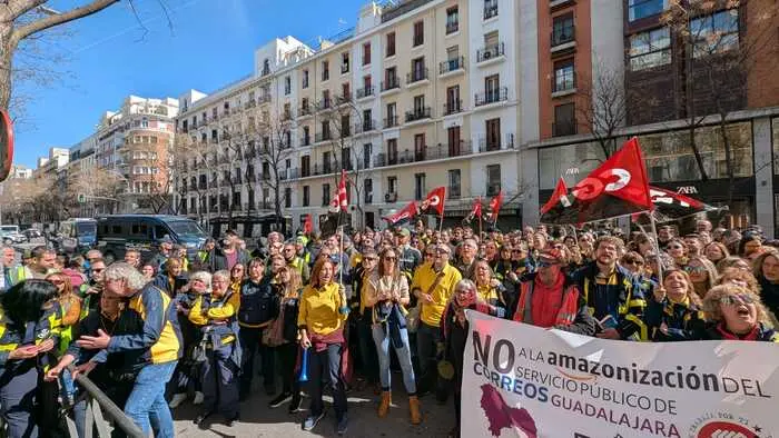Trabajadores de Correos manifestándose - CGT