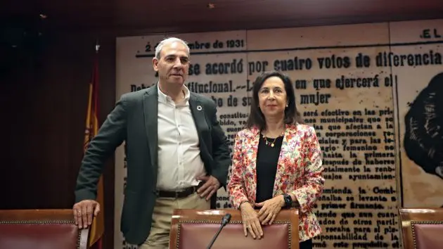 El senador Miguel Dalmau junto a la ministra de Defensa, Margarita Robles, en la Cámara Alta | Foto de PSOE Senado