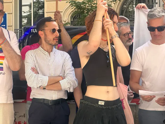 Antonio Giraldo  durante la manifestación en la embajada húngara