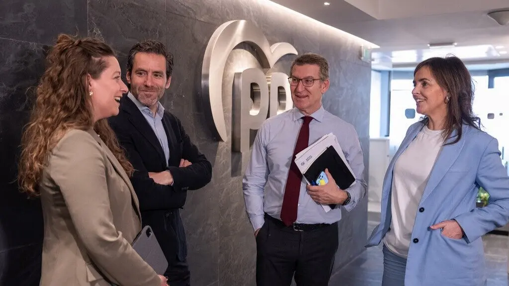 Alberto Núñez Feijóo habla con miembros de su dirección | Foto del PP