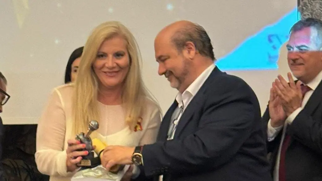 Eva Álvarez del Manzano recibe el premio de manos de Roberto Manzaneque