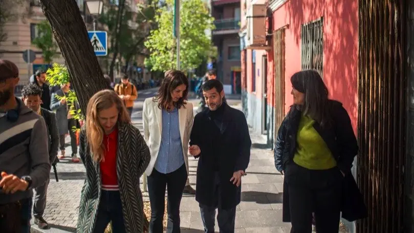 El ministro Pablo Bustinduy, durante una visita a una zona de pisos turísticos en Madrid junto a Rita Maestre y Manuela Bergerot - Foto Más Madrid