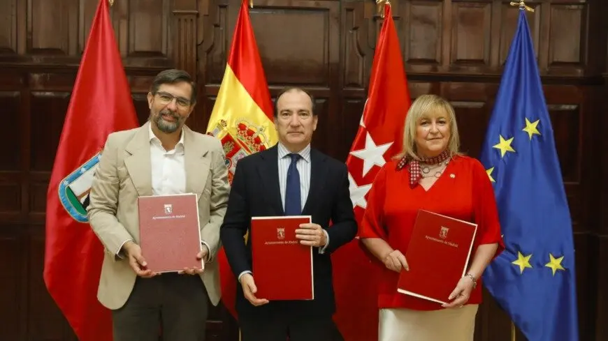 Firma del plan para la difusión de información en materia de viviendas de uso turístico a las comunidades de propietarios - Foto Ayuntamiento de Madrid
