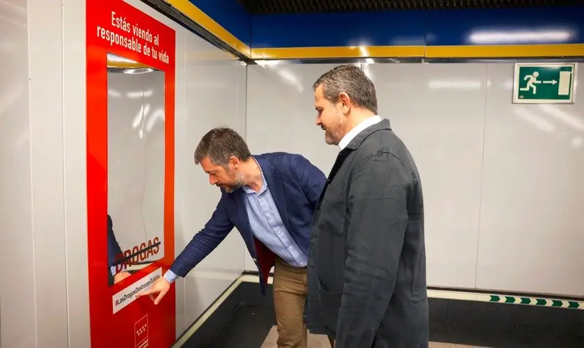 Los consejeros García Martín y Rodrigo, en el vestíbulo de  la estación de Moncloa - Foto Comunidad de Madrid