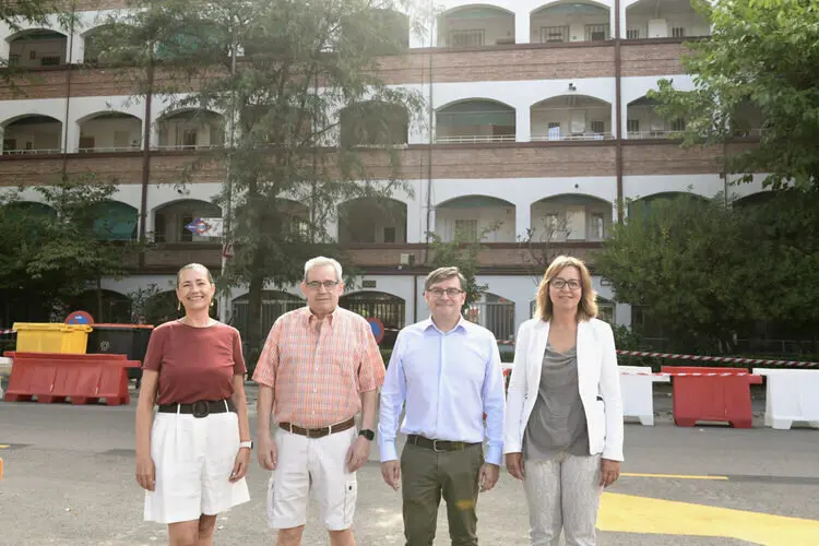 El delegado de Políticas de Vivienda, Álvaro González, acompañado de la concejala de Chamartín, Yolanda Estrada, durante su visita al edificio del paseo de la Castellana, 300 en cuya cubierta se ha realizado una intervención integral gracias al Plan Rehabilita