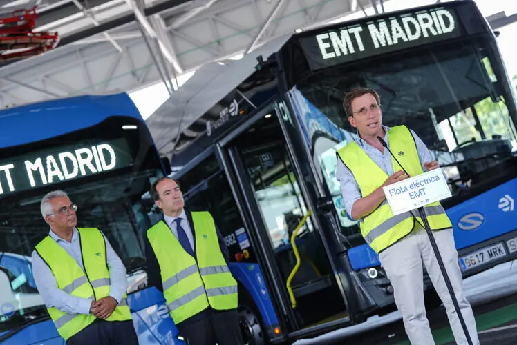 Almeida, Carabante e Izquierdo durante la visita al Centro de Operaciones de EMT Madrid en el distrito de Carabanchel