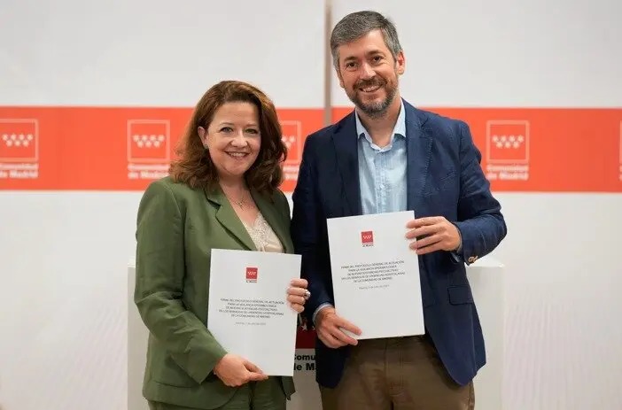 Los consejeros García Martín y Matute, en la firma del protocolo de actuación dentro del Plan Regional contra las Drogas 2024/27 - Foto Comunidad de Madrid