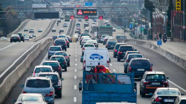 Carretera con caravana de vehículos | Foto de DGT