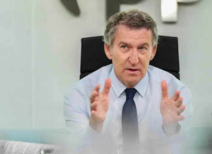 Alberto Núñez Feijóo habla con su dirección | Foto del PP