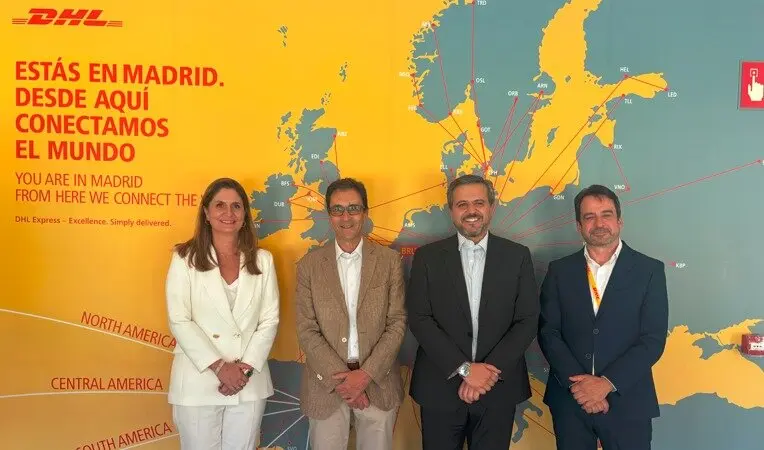 El consejero Rodrigo, en las instalaciones de la  multinacional DHL en el aeródromo de la capital - Foto Comunidad de Madrid