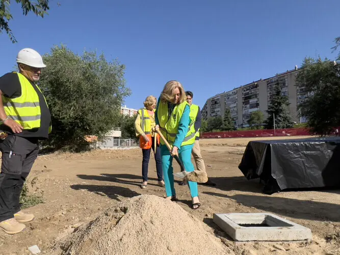 La vicealcaldesa de Madrid y alcaldesa en funciones, Inma Sanz, acompañada de la delegada de Obras y Equipamientos, Paloma García Romero, y el concejal de Hortaleza, David Pérez, durante la colocación de la primera piedra de la nueva biblioteca que el Ayuntamiento va a construir en Hortaleza