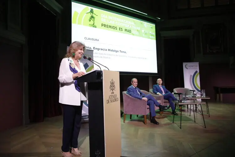 Hidalgo, durante la entrega del galardón a Barrios y su intervención en el acto organizado por FECOMA