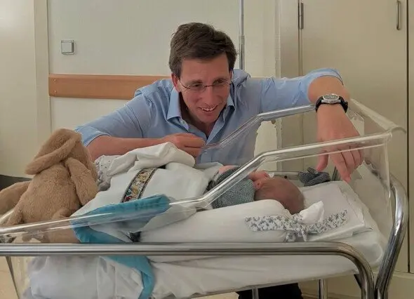 Almeida en la primera foto difundida junto a su hijo Lucas | Foto de José Luis Martínez-Almeida