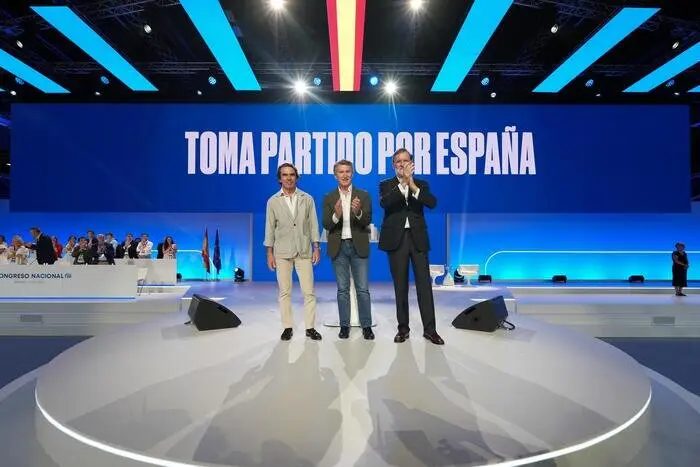 Feijóo, con Aznar y Rajoy en el cónclave popular | Foto de PP/David Mudarra