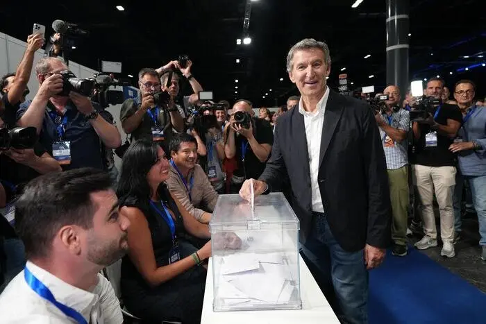 Alberto Núñez Feijóo vota en su reeleción como presidente del PP | Foto de PP/Diego Puerta