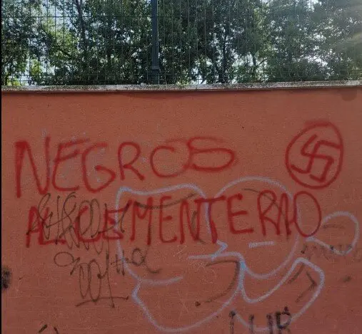 Pintada en el Centro de Acogida de Emergencia y Derivación / Francisco Martín (X)