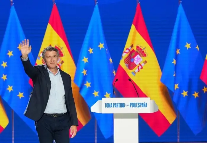 Alberto Núñez Feijóo saluda a los compromisarios del PP en la clausura del 21 Congreso Nacional del partido | Foto de PP/David Mudarra