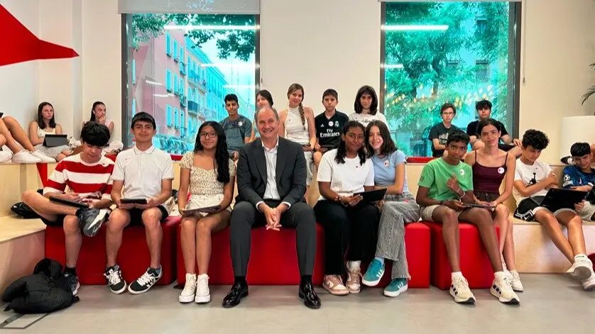 El consejero López-Valverde, durante su visita a un campamento escolar - Foto Comunidad de Madrid