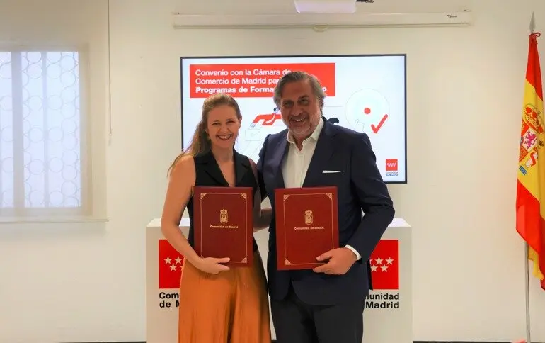 La consejera Dávila, durante la firma de un convenio de colaboración con la Cámara de Comercio de Madrid - Foto Comunidad de Madrid