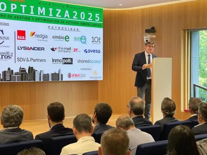 El delegado de Políticas de Vivienda, Álvaro González, durante la inauguración del foro OPTIMIZA 2025