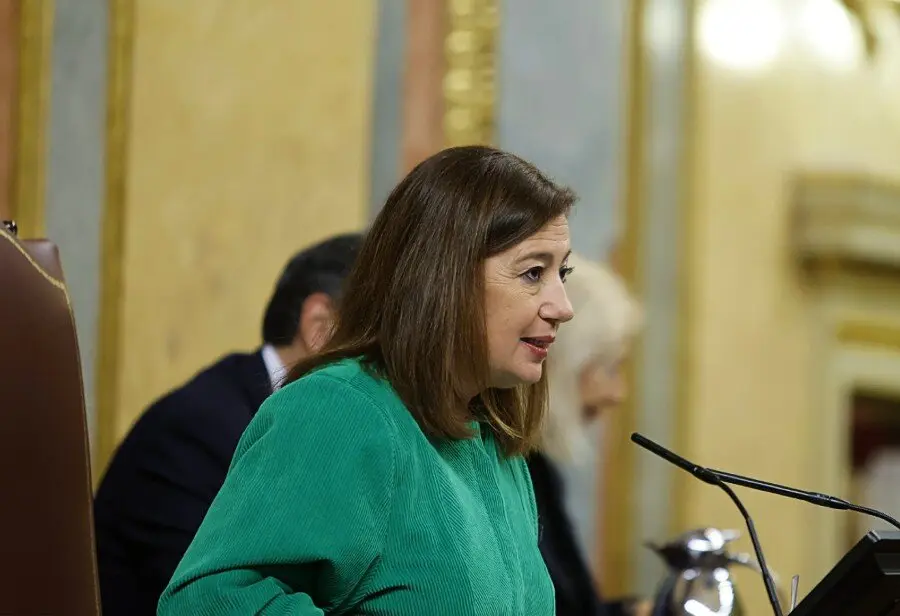 Armengol  durante el Pleno del Congreso