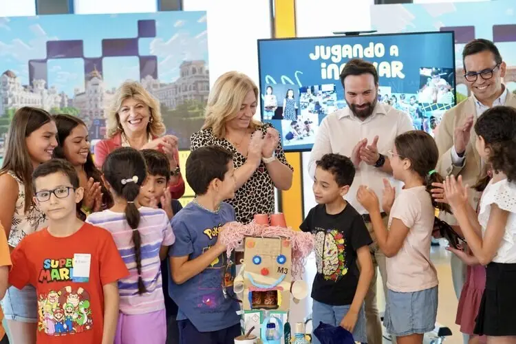 La vicealcaldesa y alcaldesa en funciones, Inma Sanz; la delegada de Economía, Innovación y Hacienda, Engracia Hidalgo; el concejal delegado de Innovación y Emprendimiento, Ángel Niño; y el concejal de Villaverde, Orlando Chacón, durante su visita al proyecto 'Jugando a innovar'