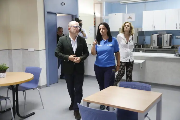 Fernández supervisando la puesta a punto del dispositivo de emergencia que ofrecerá atención social a personas que pernoctan en el aeropuerto