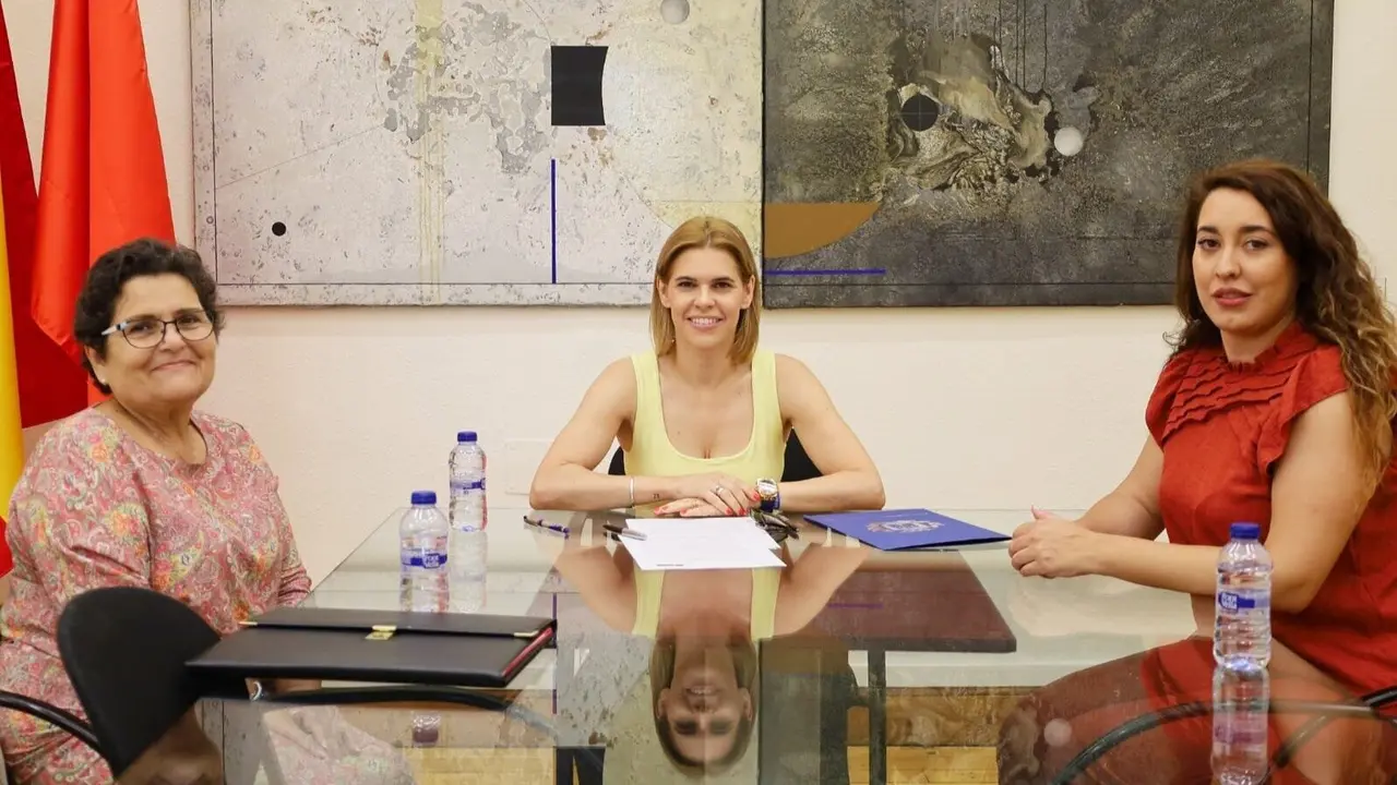 Judith Piquet, alcaldesa de Alcalád e Henares con representantes de la plataforma ciudadana promotora del Manifiesto por una red de Cercanías Madrid eficiente - Ayuntamiento de Alcalá de Henares