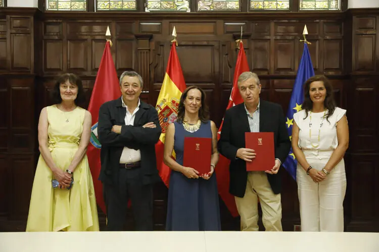 La coordinadora general de la Alcaldía, Inmaculada Sánchez-Cervera, y el decano del Colegio de Oficial de Arquitectos de Madrid (COAM), Sigfrido Herráez, durante la firma del convenio de colaboración