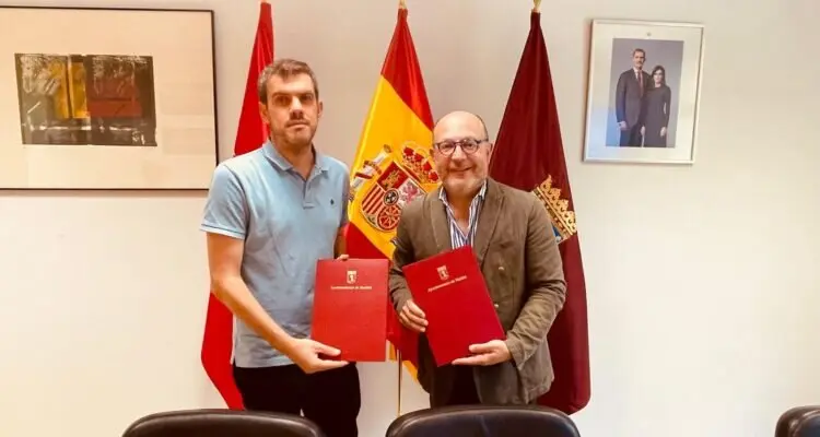 el delegado de Políticas Sociales, Familia e Igualdad, José Fernández, y el presidente de la FRAVM, Jorge Nacarino