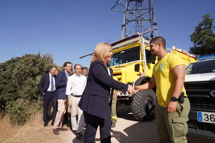 La vicealcaldesa de Madrid y alcaldesa en funciones, Inma Sanz; el delegado de Urbanismo, Medio Ambiente y Movilidad, Borja Carabante; el concejal delegado de Limpieza y Zonas Verdes, José Antonio Martínez Páramo; y el concejal de Moncloa-Aravaca, Borja Fanjul, durante su visita al cerro de Garabitas