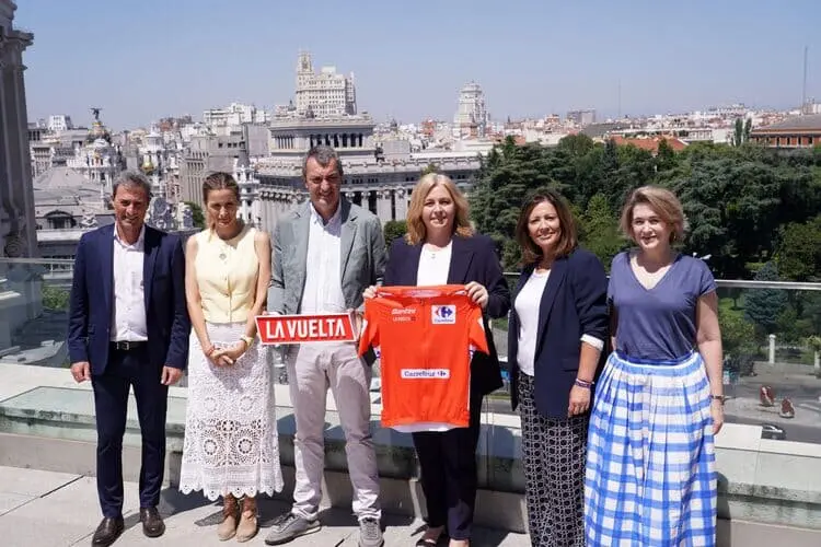 La vicealcaldesa y alcaldesa en funciones, Inma Sanz; la delegada de Cultura, Turismo y Deporte, Marta Rivera de la Cruz; la concejala delegada de Deporte, Sonia Cea, durante la presentación de La Vuelta 25