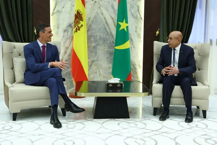 Pedro Sánchez y el presidente de la República Islámica de Mauritania, Mohammed Cheikh El Ghazouani, durante una reunión en Nuakchott | Foto de Pool Moncloa/Fernando Calvo