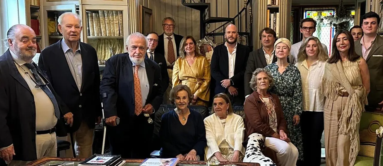 Algunos de los asistentes al acto de entrega a la Fundación Condado de Taboada de la ayuda concedida por la Fundación de Casas Históricas de España para realizar obras de restauración en el pazo de Illobre (Betanzos)