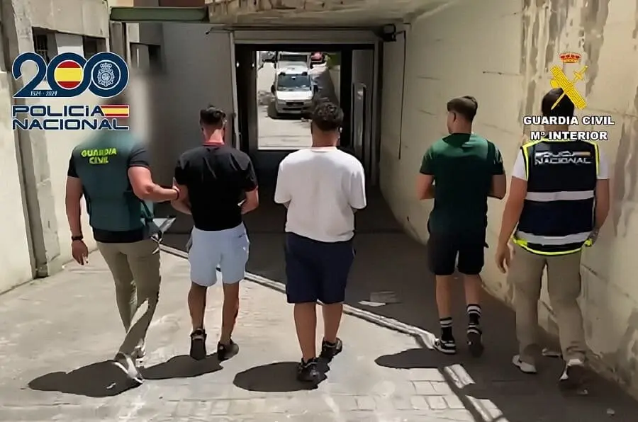 Agentes trasladan a tres de los detenidos | Foto de la Policía y la Guardia Civil