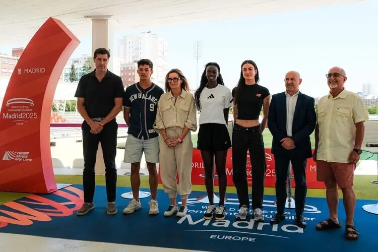 Sonia Cea con la campeona del mundo de relevos 4x400 metros y los atletas ganadores de las medallas de bronce en el mundial en Short Track 2025