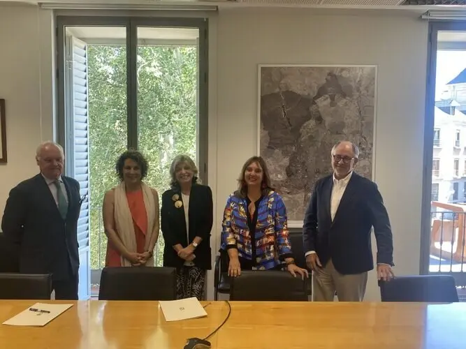 Miembros del Ayuntamiento de Madrid y AEAT durante la firma