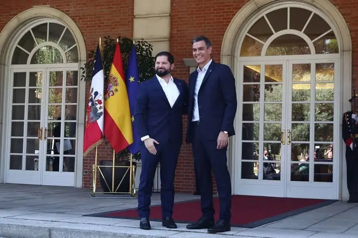 El presidente del Gobierno, Pedro Sánchez, junto al presidente de la República de Chile, Gabriel Boric, a su llegada a La Moncloa | Foto de Pool Moncloa/Fernando Calvo