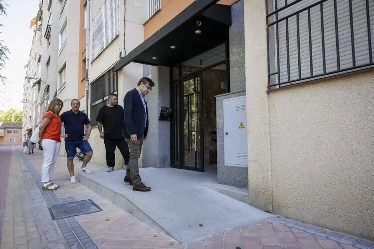 González visita una de las comunidades de vecinos que se ha beneficiado del Plan Adapta