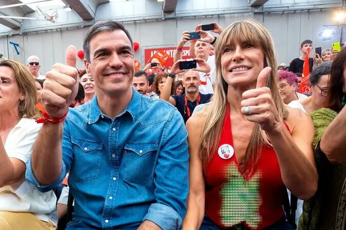 El presidente Pedro Sánchez y su mujer Begoña Gómez en un mitin del PSOE de 2023 | Foto del PSOE