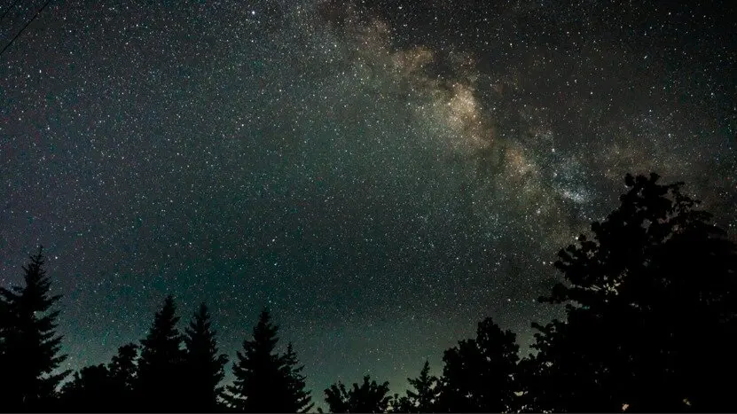 Perseidas Madrid: lluvia de estrellas - wirestock