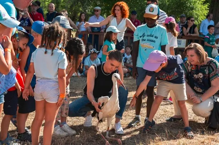 Judith Piquet, en la suelta de cigüeñas en La Huerta del Obispo - Ayuntamiento Alcalá de Henares