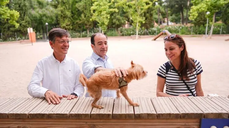 El delegado de Urbanismo, Medio Ambiente y Movilidad, Borja Carabante; el concejal delegado de Limpieza y Zonas Verdes, José Antonio Martínez Páramo; y la concejala de Retiro, Andrea Levy, durante su visita al área canina del parque Roma.
