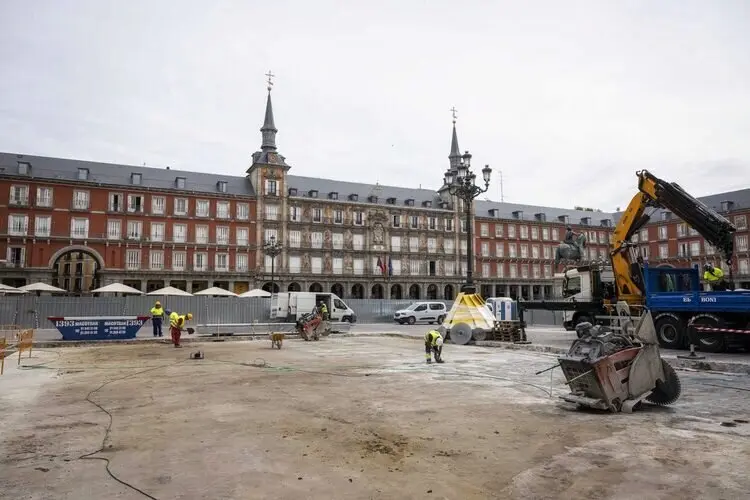 García Romero visita los trabajos de rehabilitación del túnel bajo la plaza Mayor