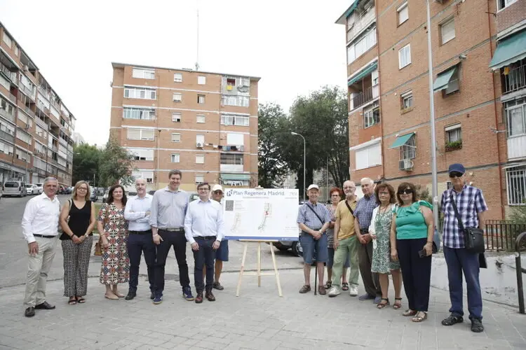 El delegado de Políticas de Vivienda, Álvaro González, acompañado por el concejal de Latina, Alberto González, presenta a los vecinos el Plan Transforma tu Barrio