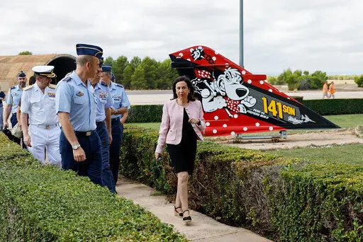 Robles, durante su visita a la base aérea | Foto: Rubén Somonte/MDE